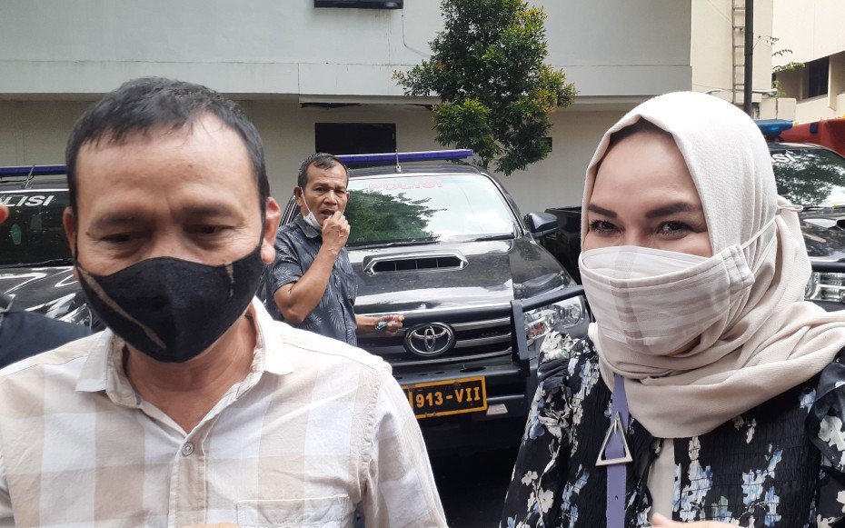 Orang tua Ayu Ting Ting, Abdul Rozak dan Umi Kalsum di Polda Metro Jaya, Jakarta Selatan, Selasa (12/10). Foto: Firda Junita/jpnn.com