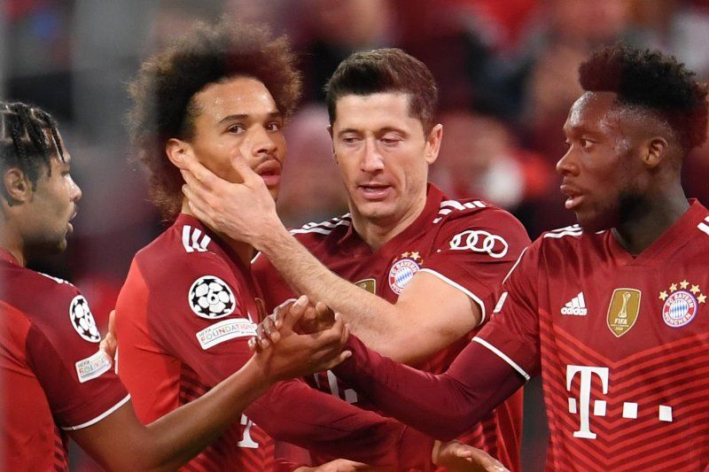 Robert Lewandowski (tengah) melakukan selebrasi usai cetak gol keempat Bayern Muenchen dalam pertandingan Grup E Liga Champions lawan Benfica pada 3 November 2021. ANTATA/REUTERS/ANDREAS GEBERT