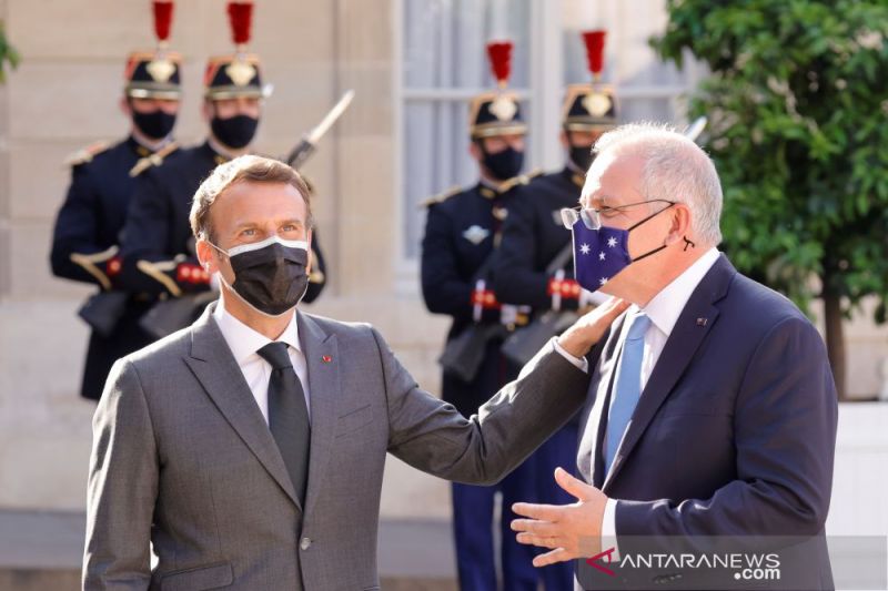 Arsip - Presiden Prancis Emmanuel Macron menyambut Perdana Menteri Australia Scott Morrison di depan Istana Elysee di Paris, Prancis, 15 Juni 2021. (ANTARA/Reuters/as)