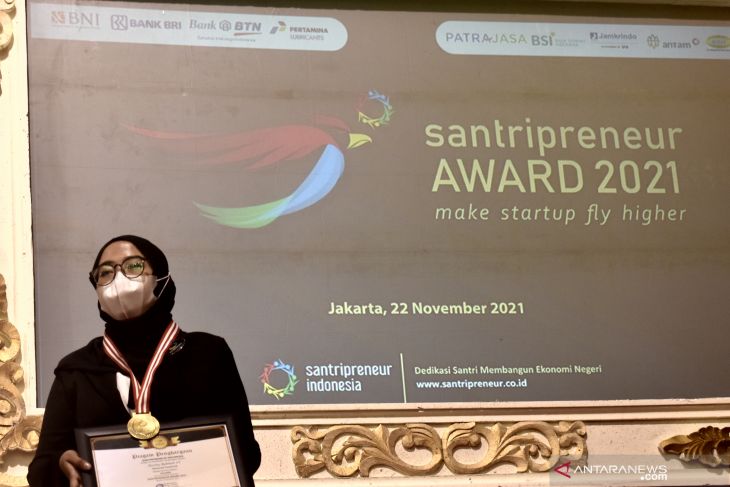 Salah seorang nominator Santripreneur Award 2021 saat menerima penghargaan di Jakarta, Senin (22/11/2021) malam (FOTO ANTARA/Fauzi Lamboka)