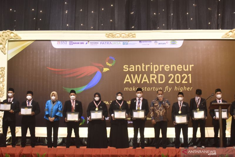 Foto bersama para nominator Santripreneur Award 2021 saat menerima penghargaan di Jakarta, Senin (22/11/2021) malam. (FOTO ANTARA/Fauzi Lamboka)