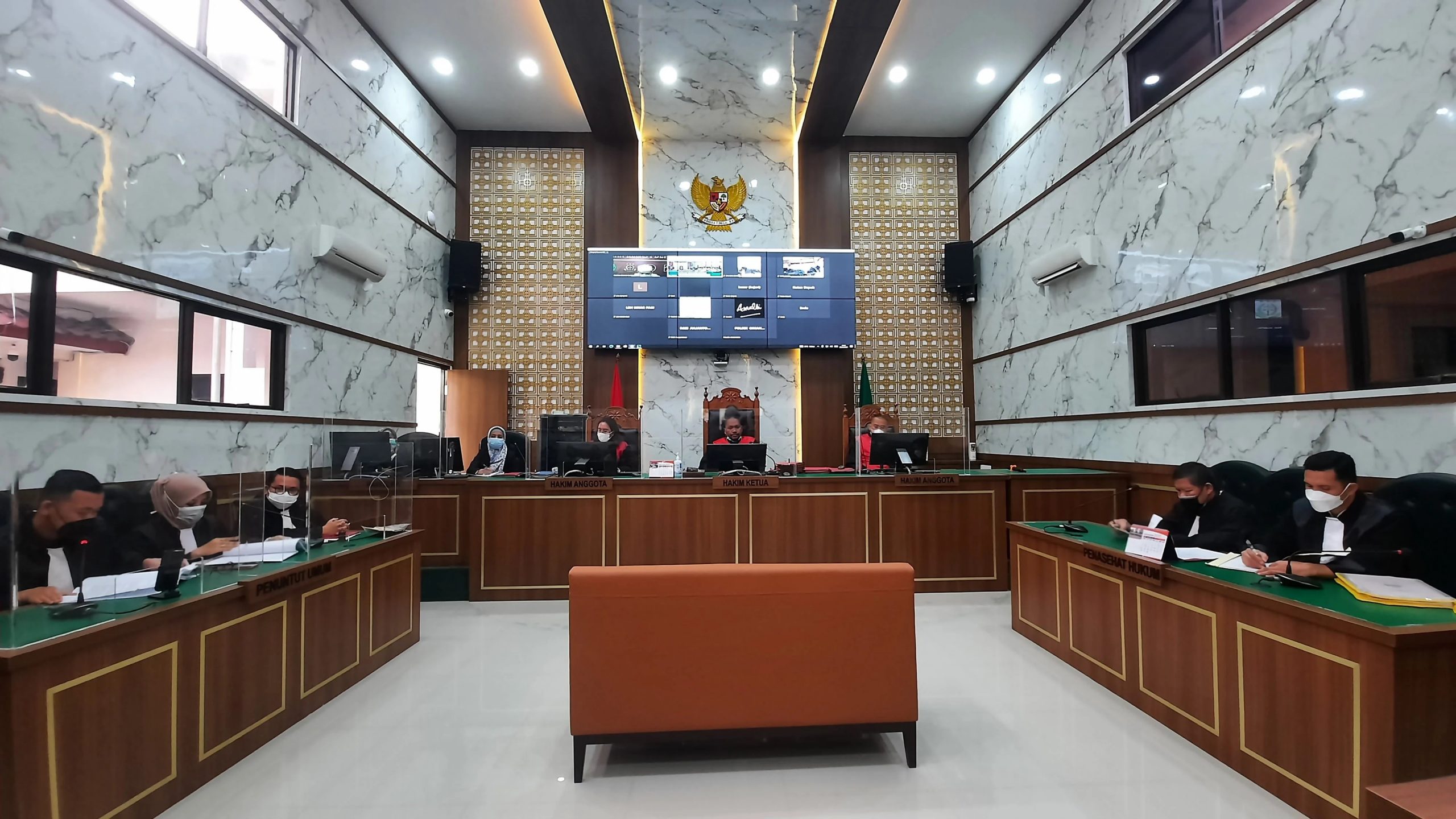 Situasi sidang perkara hoaks babi ngepet, di ruang sidang utama Pengadilan Negeri (PN) Depok, Selasa (9/11) sore. Foto : Lutviatul Fauziah/JPNN.com