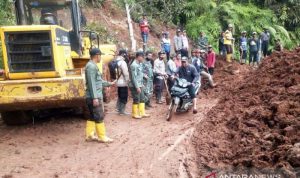 Bencana alam melanda beberapa wilayah di Cianjur, Jawa Barat, salah satunya di Kecamatan Sukanaraga, dimana longsor menutup akses jalan utama antar kecamatan, Rabu (3/11). (ANTARA/Ahmad Fikri)
