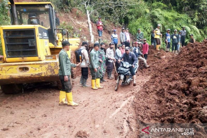 Bencana alam melanda beberapa wilayah di Cianjur, Jawa Barat, salah satunya di Kecamatan Sukanaraga, dimana longsor menutup akses jalan utama antar kecamatan, Rabu (3/11). (ANTARA/Ahmad Fikri)