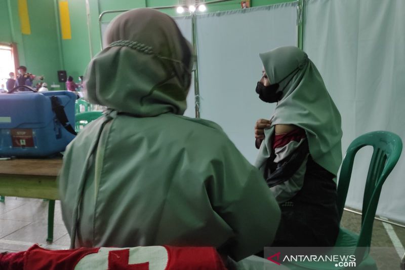 Petugas kesehatan memberikan suntikan vaksin COVID-19 kepada warga di Kabupaten Cianjur, Provinsi Jawa Barat. (ANTARA/Ahmad Fikri)