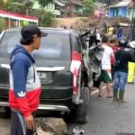 Warga setempat berusaha menolong para Korban yang terlibat tabrakan beruntun di tikungan Sanur Ciromed Tanjungsari, Sumedang