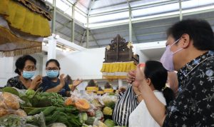 AirLangga Hartarto berinteraksi dengan pedagang pasar saat operasi pasar di pasar Phula Kerti Bali