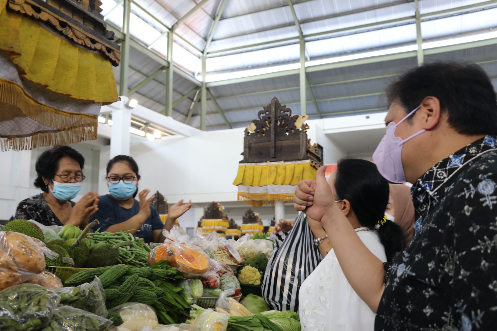 AirLangga Hartarto berinteraksi dengan pedagang pasar saat operasi pasar di pasar Phula Kerti Bali