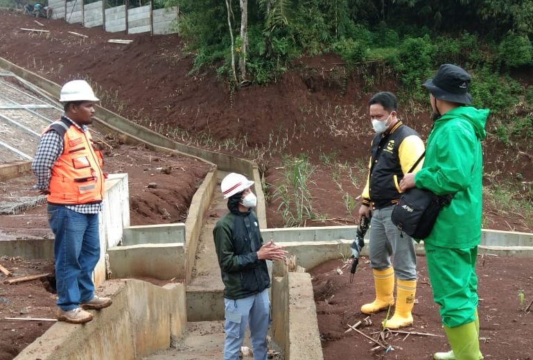 Anggoata DPD RI Eni Sumarni melakukan kunjungan ke lapangan dan berdialog dengan warga tentang pembebasan lahan proyek Tol Cisumdawu