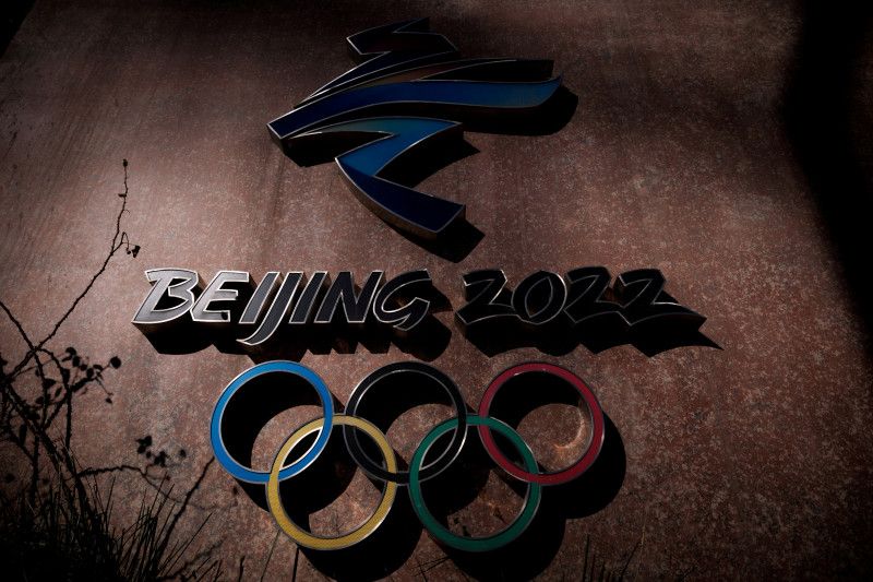 Logo Beijing 2022 terlihat di luar markas besar Komite Penyelenggara Beijing untuk Olimpiade dan Paralimpiade Musim Dingin 2022 di Taman Shougang, Beijing, China, Rabu (10/11/2021). ANTARA/REUTERS/Thomas Peter