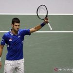 Petenis Serbia Novak Djokovic merayakan kemenangannya atas petenis Kroasia Marin Cilic dalam laga semifinal Piala Davis Serbia vs Kroasia di La Caja Magica, Madrid, Spanyol, Jumat (3/12/2021). ANTARA/REUTERS/Susana Vera/pri.