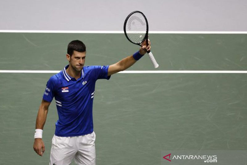 Petenis Serbia Novak Djokovic merayakan kemenangannya atas petenis Kroasia Marin Cilic dalam laga semifinal Piala Davis Serbia vs Kroasia di La Caja Magica, Madrid, Spanyol, Jumat (3/12/2021). ANTARA/REUTERS/Susana Vera/pri.