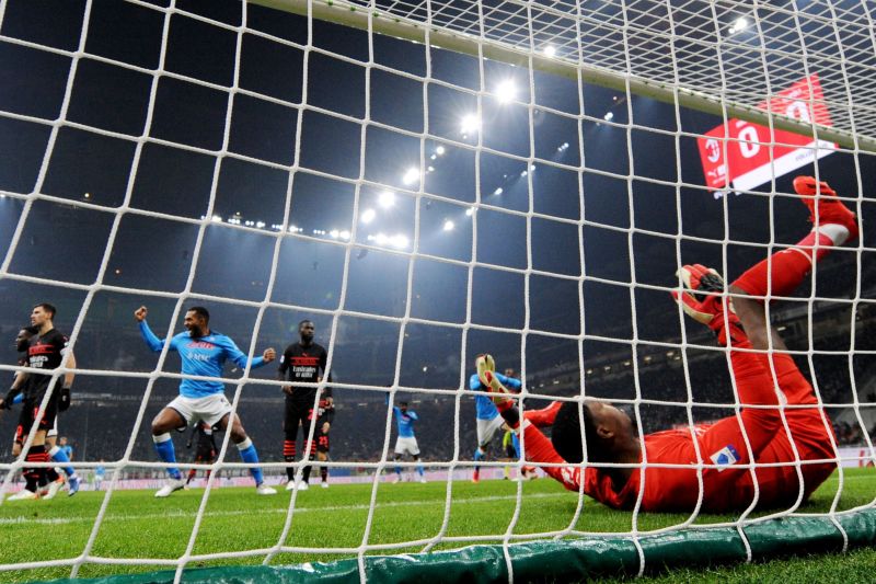 Pemain AC Milan Mike Maignan terpukul menyaksikan pemain Napoli Eljif Elmas mencetak gol penentu kemenangan Napoli dalam pertandingan Serie A kedua tim di San Siro, Milan, Italia, 19 Desember 2021. ANTARA/REUTERS/DANIELE MASCOLO