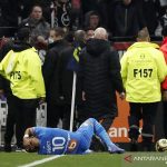 Penyerang Marseille Dimitri Payet terkapar setelah terkena pelemparan botol plastik minuman kemasan oleh suporter tuan rumah Olympique Lyon dalam pertandingan lanjutan Liga Prancis di Stadion Groupama, Lyon, Prancis, Minggu (21/11/2021) waktu setempat. (ANTARA/REUTERS/Benoit Tessier)