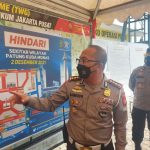 Ditlantas Polda Metro Jaya melakukan filterisasi terhadap seluruh kendaraan yang mengarah ke kawasan Bundaran Patung Kuda dan Monas di Jakarta Pusat, guna mengantisipasi kerumunan massa aksi 212. (1/12/2021) (ANTARA/MENTARI DWI GAYATI)