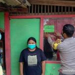 Petugas Kepolisian Resor Metro Bekasi menempel stiker warga Kabupaten Bekasi yang melakukan perjalanan mudik selama musim Lebaran 2021. ANTARA/Pradita Kurniawan Syah.