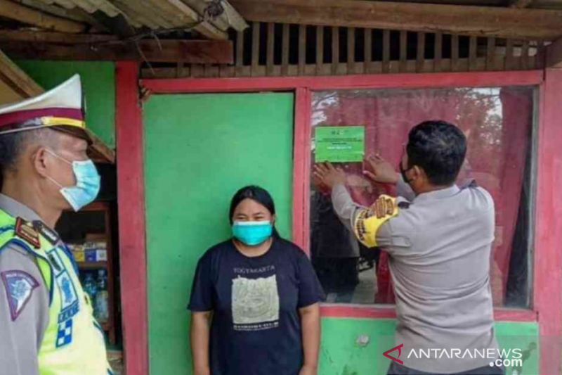 Petugas Kepolisian Resor Metro Bekasi menempel stiker warga Kabupaten Bekasi yang melakukan perjalanan mudik selama musim Lebaran 2021. ANTARA/Pradita Kurniawan Syah.