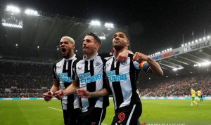 Penyerang Newcastle United Callum Wilson (kanan) melakukan selebrasi bersama rekan-rekannya seusai mencetak gol ke gawang Burnley dalam laga lanjutan Liga Inggris di Stadion St. James' Park, Newcastle, Inggris, Sabtu (4/12/2021). (ANTARA/REUTERS/ACTION IMAGES/Lee Smith)