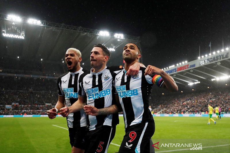 Penyerang Newcastle United Callum Wilson (kanan) melakukan selebrasi bersama rekan-rekannya seusai mencetak gol ke gawang Burnley dalam laga lanjutan Liga Inggris di Stadion St. James' Park, Newcastle, Inggris, Sabtu (4/12/2021). (ANTARA/REUTERS/ACTION IMAGES/Lee Smith)