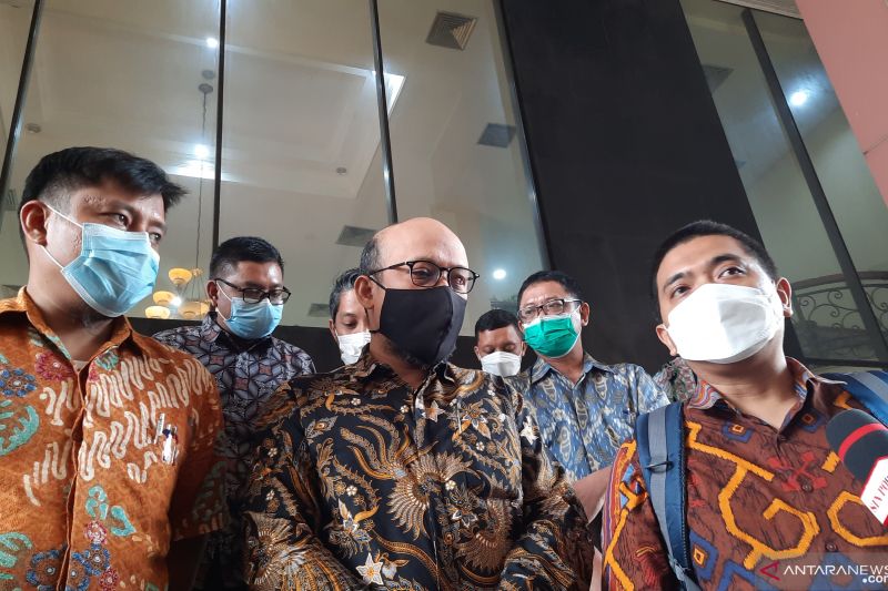 Mantan penyidik KPK Novel Baswedan dan sejumlah mantan pegawai KPK yang tidak lulus TWK memberikan keterangan pers usai mengikuti sosialisasi pengangkatan sebagai ASN Polri di Mabes Polri, Jakarta Selatan, Senin (6/12/2021). ANTARA/Laily Rahmawaty