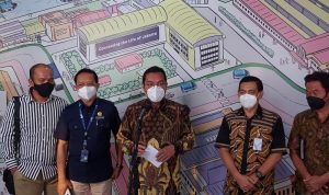 Direktur Utama PT TransJakarta Mochammad Yana Aditya (tengah) saat jumpa pers di Cawang, Jakarta, Rabu (8/12/2021). ANTARA/Yogi Rachman
