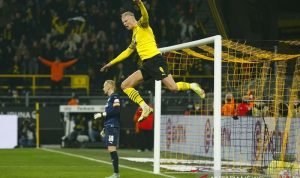 Penyerang Borussia Dortmund Erling Haaland merayakan gol keduanya ke gawang Greuther Fuerth dalam laga lanjutan Liga Jerman di Stadion Signal Iduna Park, Dortmund, Jerman, Rabu (15/12/2021) waktu setempat. (ANTARA/REUTERS/Thilo Schmuelgen)