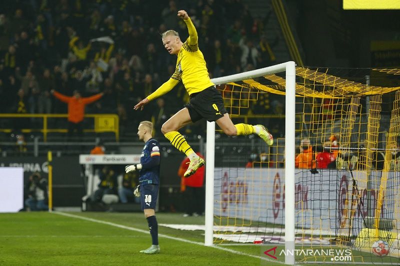 Penyerang Borussia Dortmund Erling Haaland merayakan gol keduanya ke gawang Greuther Fuerth dalam laga lanjutan Liga Jerman di Stadion Signal Iduna Park, Dortmund, Jerman, Rabu (15/12/2021) waktu setempat. (ANTARA/REUTERS/Thilo Schmuelgen)