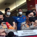 Kepala Bidang Humas Polda Metro Jaya Kombes Endra Zulpan (tengah) di Mapolres Metro Jakarta Selatan, Rabu (15/12/2021). ANTARA/Sihol Hasugian