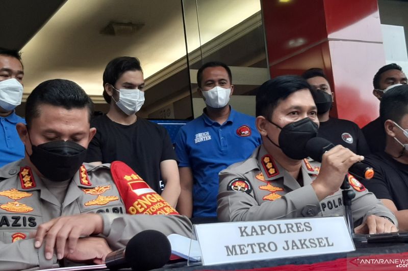 Kepala Bidang Humas Polda Metro Jaya Kombes Endra Zulpan (tengah) di Mapolres Metro Jakarta Selatan, Rabu (15/12/2021). ANTARA/Sihol Hasugian