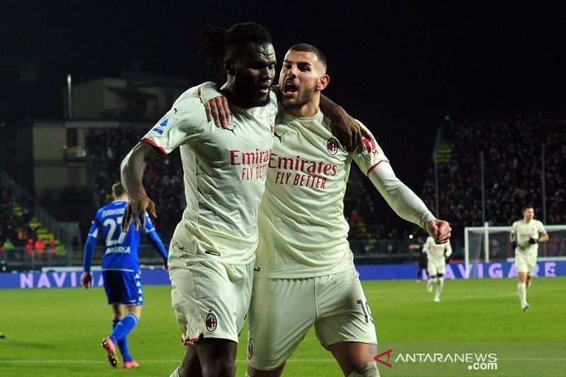 Gelandang AC Milan Franck Kessie (kiri) melakukan selebrasi bersama Theo Hernandez seusai mencetak gol ke gawang Empoli dalam laga lanjutan Liga Italia di Stadion Carlo Castellani, Empoli, Italia, Rabu (22/12/2021) waktu setempat. (ANTARA/REUTERS/Jennifer Lorenzini)