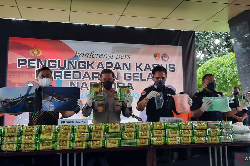 Direktorat Tindak Pidana Narkoba Bareskrim Polri ungkap peredaran gelap narkoba jaringan Malaysia-Indonesia, Kamis (23/12/2021). (ANTARA/Laily Rahmawaty)