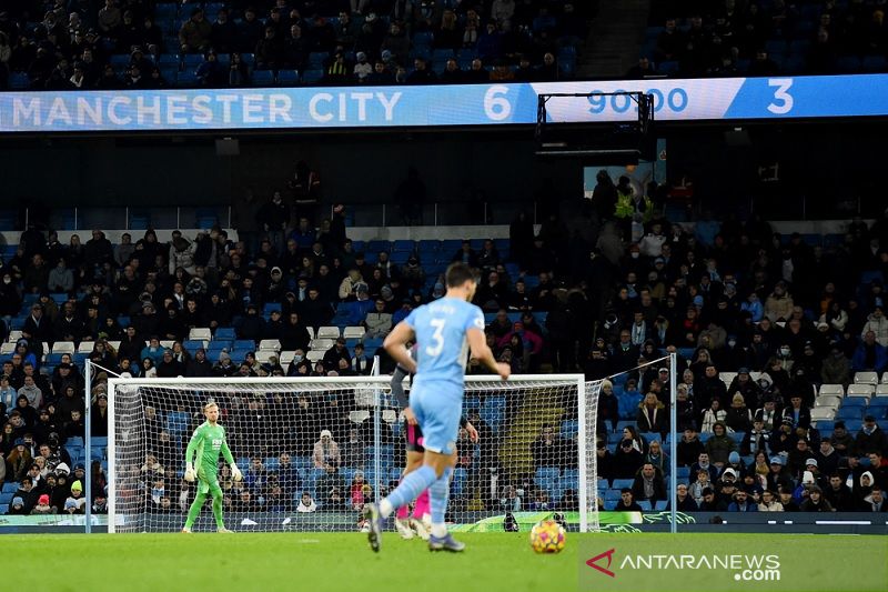 Papan skor di Stadion Etihad memperlihatkan kedudukan 6-3 dalam laga Boxing Day Liga Inggris antara Manchester City kontra Leicester City pada Minggu (26/12/2021). (ANTARA/REUTERS/Peter Powell)