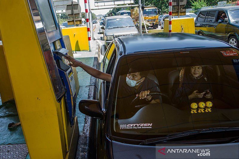 Pengendara mobil melakukan transaksi e-toll saat keluar Gerbang Tol Pasteur, Bandung, Jawa Barat. ANTARA FOTO/Novrian Arbi/pras.