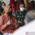 Menteri Sosial Tri Rismaharini mengatakan bahwa kementerian Sosial (Kemensos) akan membantu mengurus dokumen agar santri korban pemerkosaan oleh seorang guru pesantren di Kota Bandung (ANTARA/HO-Kemensos)
