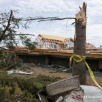 Arsip--Sejumlah rumah dan pepohonan rusak setelah dilanda angin kencang sehari sebelumnya, di Mascouche, Quebec, Kanada, 22 Juni 2021. REUTERS/Christinne Muschi/PRAS/djo (REUTERS/CHRISTINNE MUSCHI)