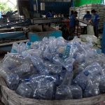 ilustrasi - Pekerja melakukan pencacahan sampah botol plastik menggunakan mesin untuk didaur ulang. ANTARA FOTO/Nyoman Hendra Wibowo/foc.