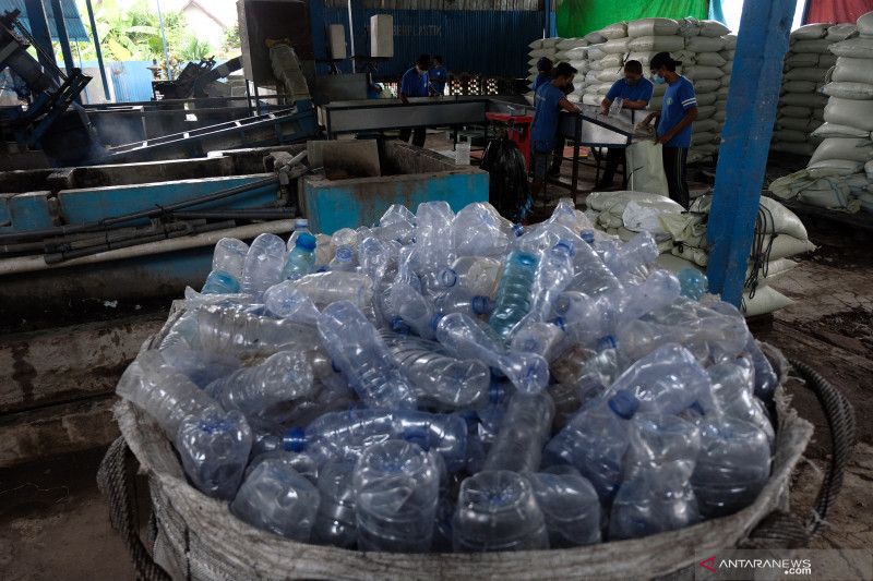 ilustrasi - Pekerja melakukan pencacahan sampah botol plastik menggunakan mesin untuk didaur ulang. ANTARA FOTO/Nyoman Hendra Wibowo/foc.