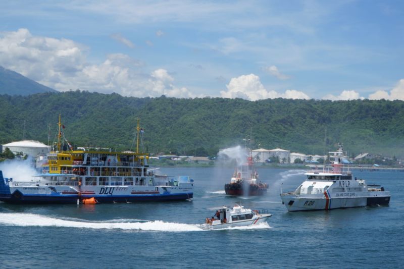 Simulasi penanganan kecelakaan kapal di lintasan Pelabuhan Ketapang, Banyuwangi-Gilimanuk, Bali. ANTARA/HO-Ditjen Perhubungan Laut.