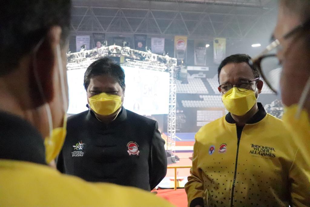 Airlangga Hartarto didampingi oleh Gubernur DKI anies Baswedang ketika membicarakan mengenai pemusatan nasional untuk atlet wushu