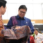 Airlangga Hartarto merasa kagum dengan kualitas salah satu produk UMKM berupa kain tenun yang banyak diminati turis mancanegara