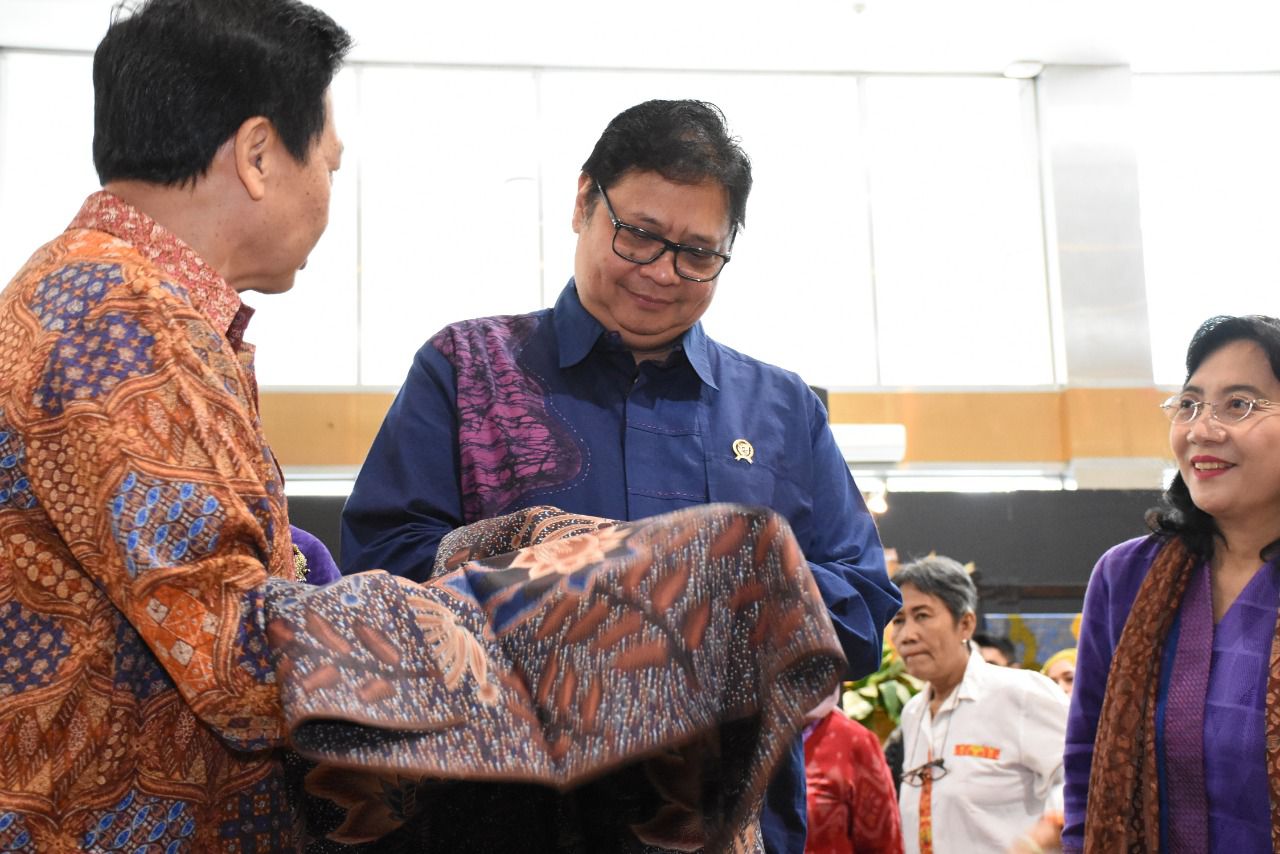 Airlangga Hartarto merasa kagum dengan kualitas salah satu produk UMKM berupa kain tenun yang banyak diminati turis mancanegara