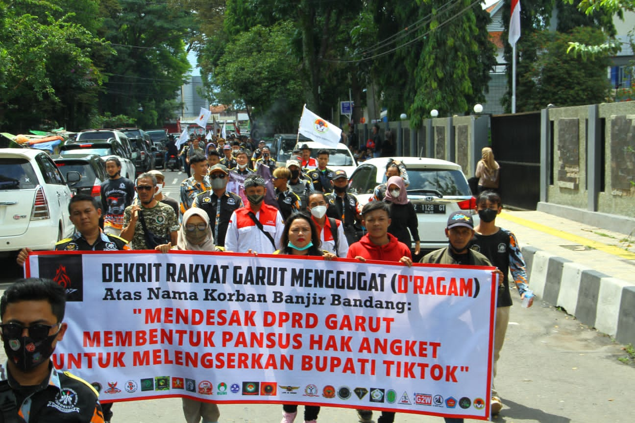 Bupati Garut mendapat kritikan dari elemen masyarakat karen memiliki kinerja buruk