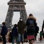 Orang-orang dengan mengenakan masker berjalan di kawasan Trocadero dekat Menara Eiffel di tengah COVID-19 di Paris, Prancis, 6 Desember 2021 (ANTARA/Reuters/Gonzalo Fuentes/as)