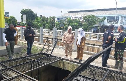 Dansektor 22 bersama DPU Kota Bandung tengah melakukan monitoring ke Kolam retensi yang tersumbat sampah pasar Gedebage.