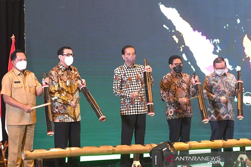 Presiden Joko Widodo (tengah), Mendes PDTT Abdul Halim Iskandar (keduan kanan), Mendagri Tito Karnavian (kiri), Menkumham Yasona Laoly (kedua kiri) dan Sekretaris Kabinet Pramono Anung (kanan) dalam peluncuran seritifkan BUMDes dan pembukaan Rakornas BUMDes 2021, di Jakarta, Senin (20/12/2021). ANTARA/HO-Biro Pers Sekretariat Presiden-Rusman/pri.