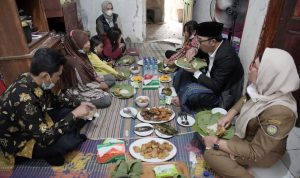 Gubernur Jabar Ridwan kamil mengajak makan bersama tiga anak terlantar di Kabupaten Indramayu