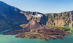 Gunung Toba Supervulcano yang sedang tertidur dan telah lama tidak menunjukan aktivitas yang meningkat