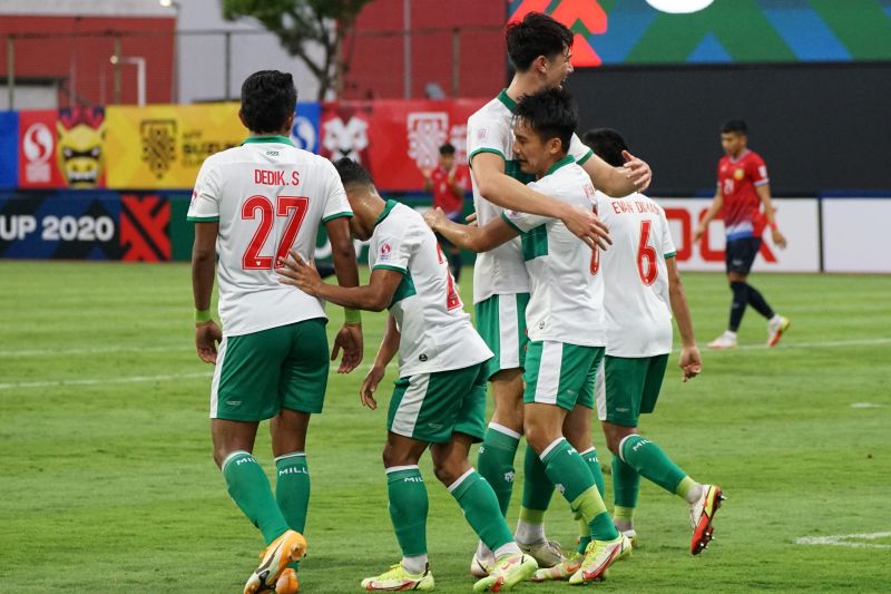 Para pemain Indonesia merayakan gol ke gawang Laos pada laga Grup B Piala AFF 2020 di Stadion Bishan, Singapura, Minggu (12/12/2021). Indonesia memenangkan pertandingan itu dengan skor 5-1. (ANTARA/HO/PSSI)