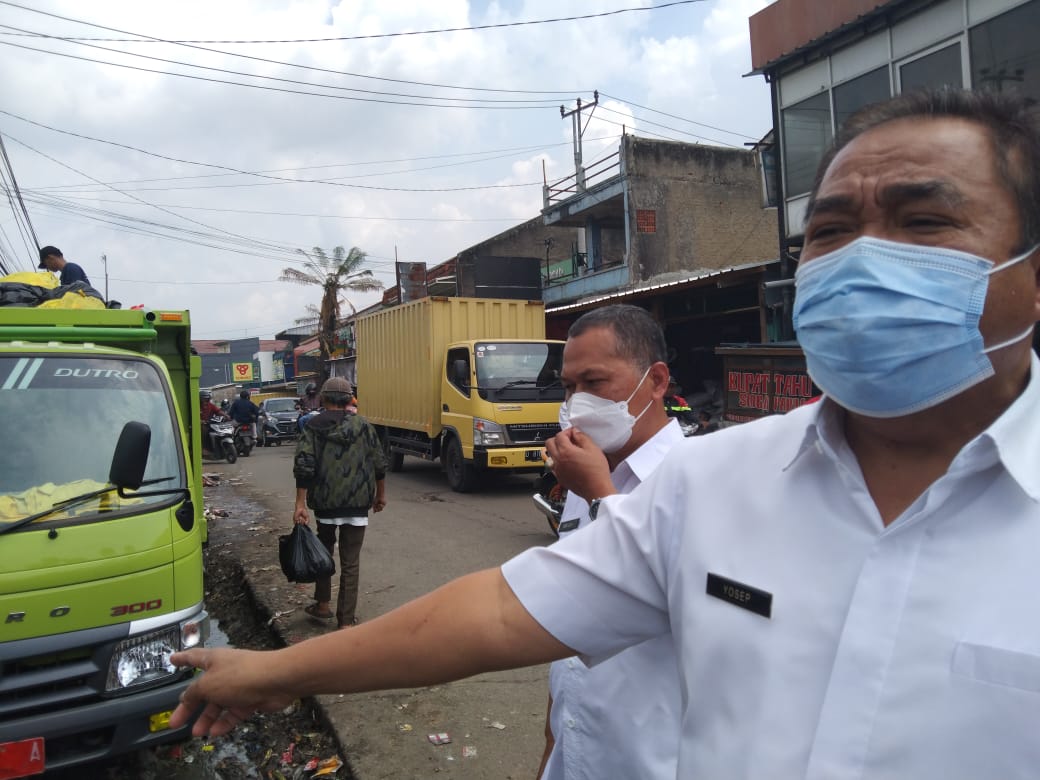Kepala Dinas Lingkungan Hidup (Kadis LHK) Kabupaten Sumedang, Yosep Suhayat di Pasar Parakanmuncang, Cimanggung, Sumedang.
