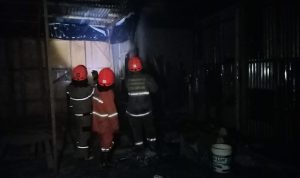 Petugas Damkar Kota Bandung tengah berjibaku memadamkan api yang melalap Pasar Cimol Gedebage